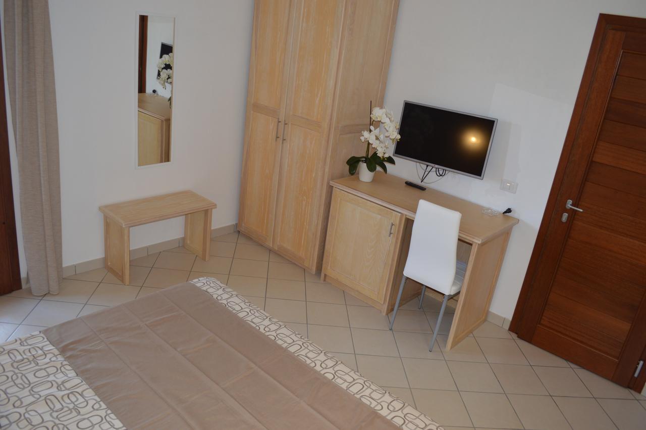Guest Rooms Affittacamere Сан-Теодоро Экстерьер фото
